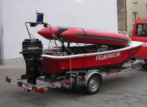 Rettungsboot und Schlauchboot auf Trailer