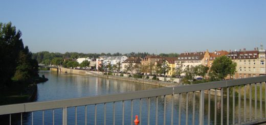 Neckar in Bad Cannstatt zwischen Mühlsteg und Wilhelmsbrücke
