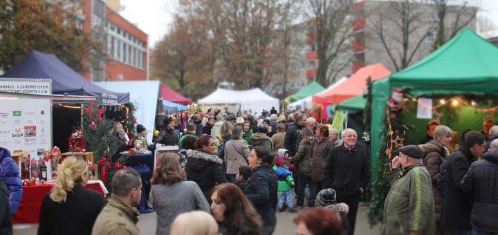 Stände und Besuchermenge auf dem Weihnachtsmarkt Sutttgart Münster 2016