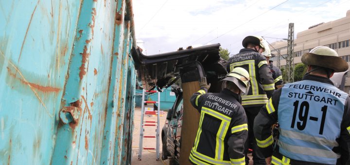Einsatzkräfte an Autowrack