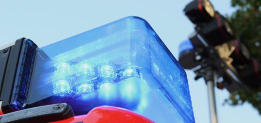 LED-Blaulicht HLF Münster, aktivierter Lichtmast im Hintergrund