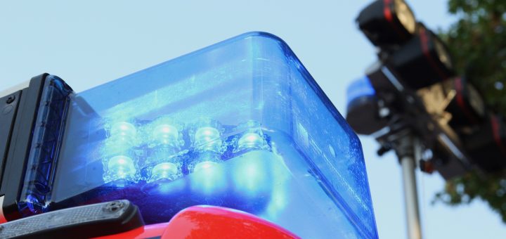 LED-Blaulicht HLF Münster, aktivierter Lichtmast im Hintergrund