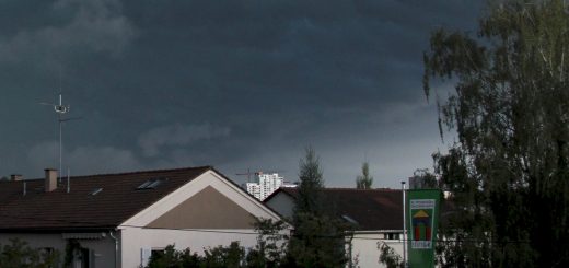 Dunkle Wolken über Häusern