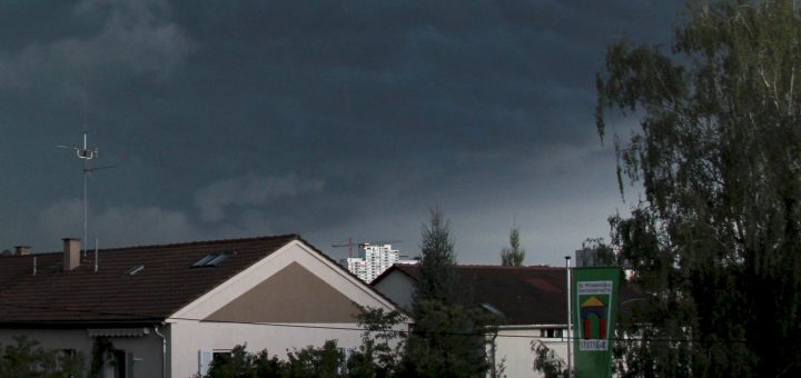 Dunkle Wolken über Häusern