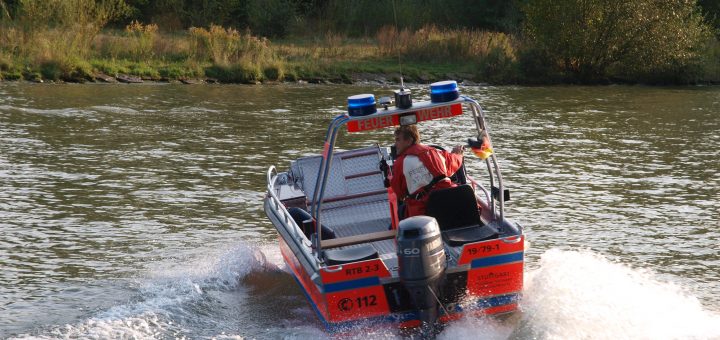 Mehrzweckboot in Kurvenfahrt