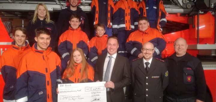 Übergabe der Spende: Beteiligte vor Drehleiter