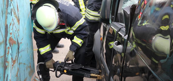 Feuerwehrmann bei einer Übung mit Rettungsspreizer